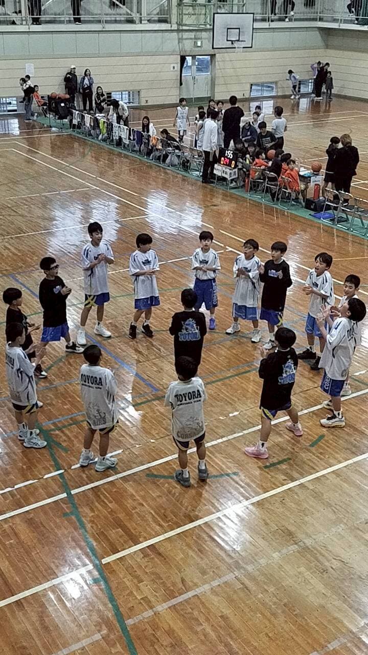 豊浦ミニバス CORSAIRSの小学生選手が円陣を組む様子