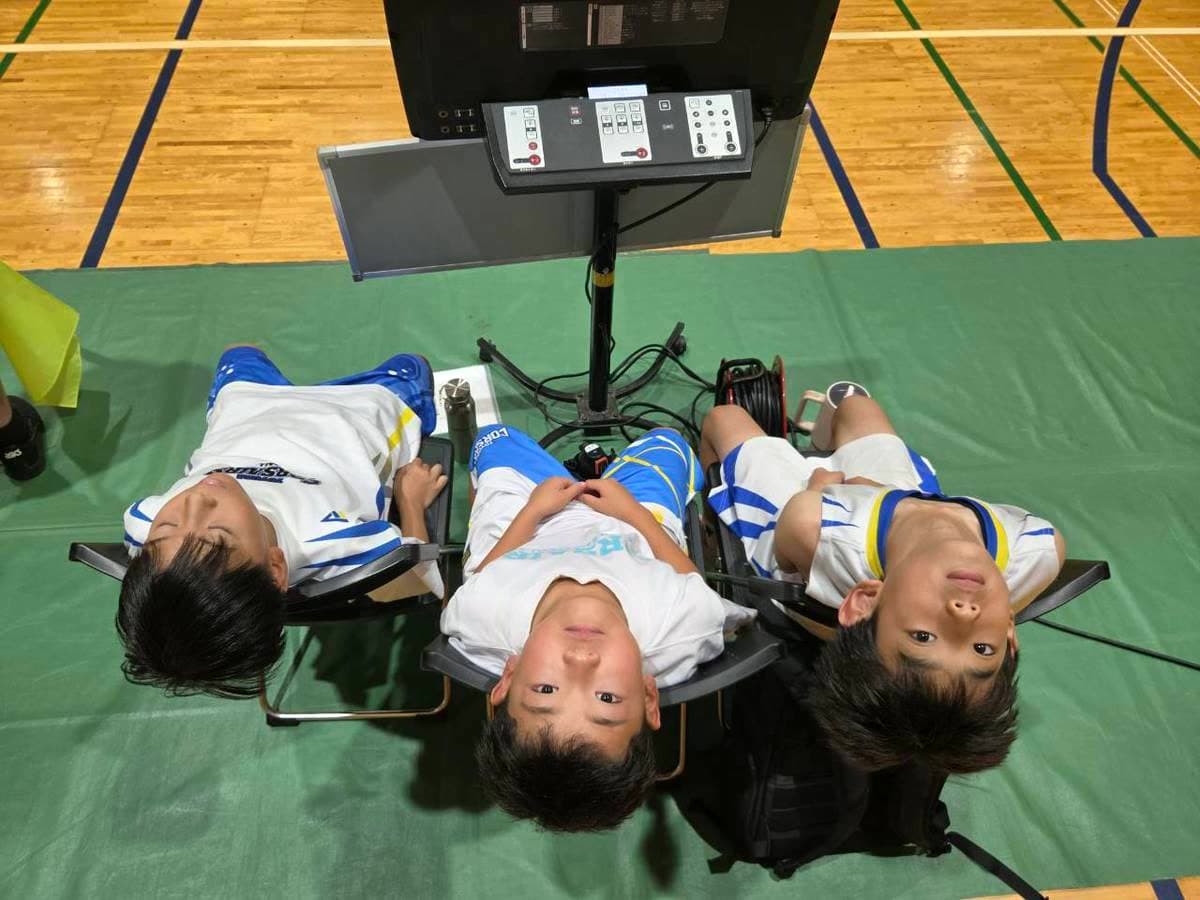 豊浦ミニバスケットボールの選手が試合会場で休む様子