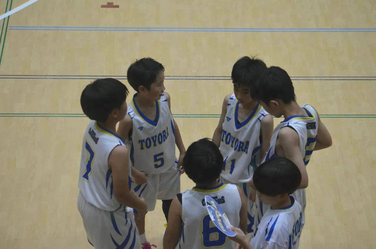 豊浦ミニバスケットボールの選手が話し合う様子
